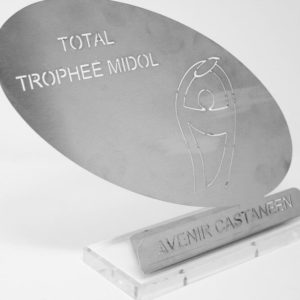 Trophée, socle PMMA poli et tôle inox découpée au laser - Serilec